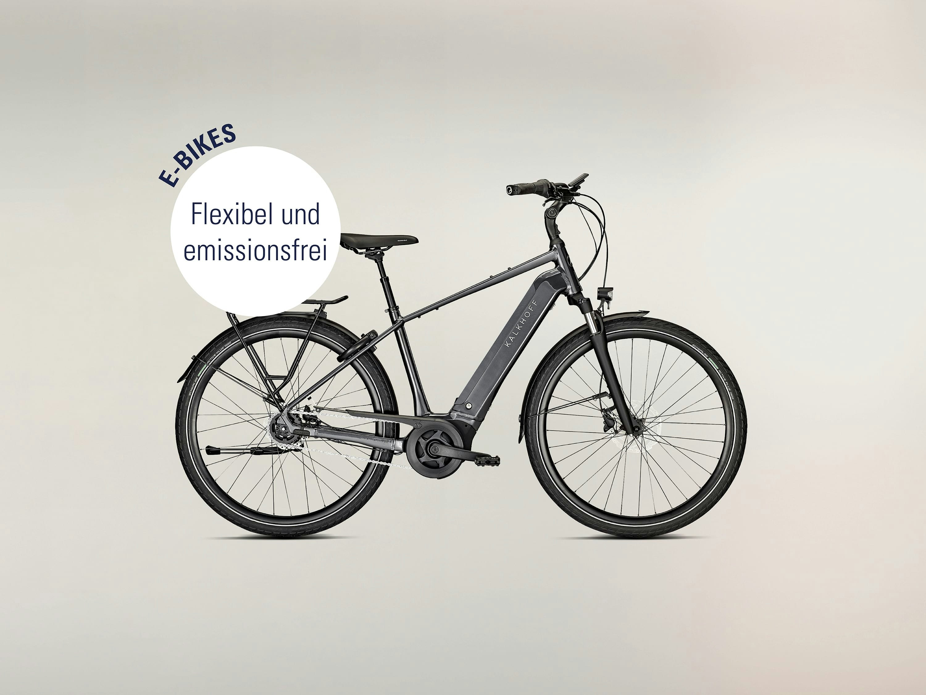 E-Bikes für Alltag und Freizeit – nachhaltig mobil. Modernes E-Bike auf hellem Hintergrund, daneben die Aussage „Flexibel und emissionsfrei“.