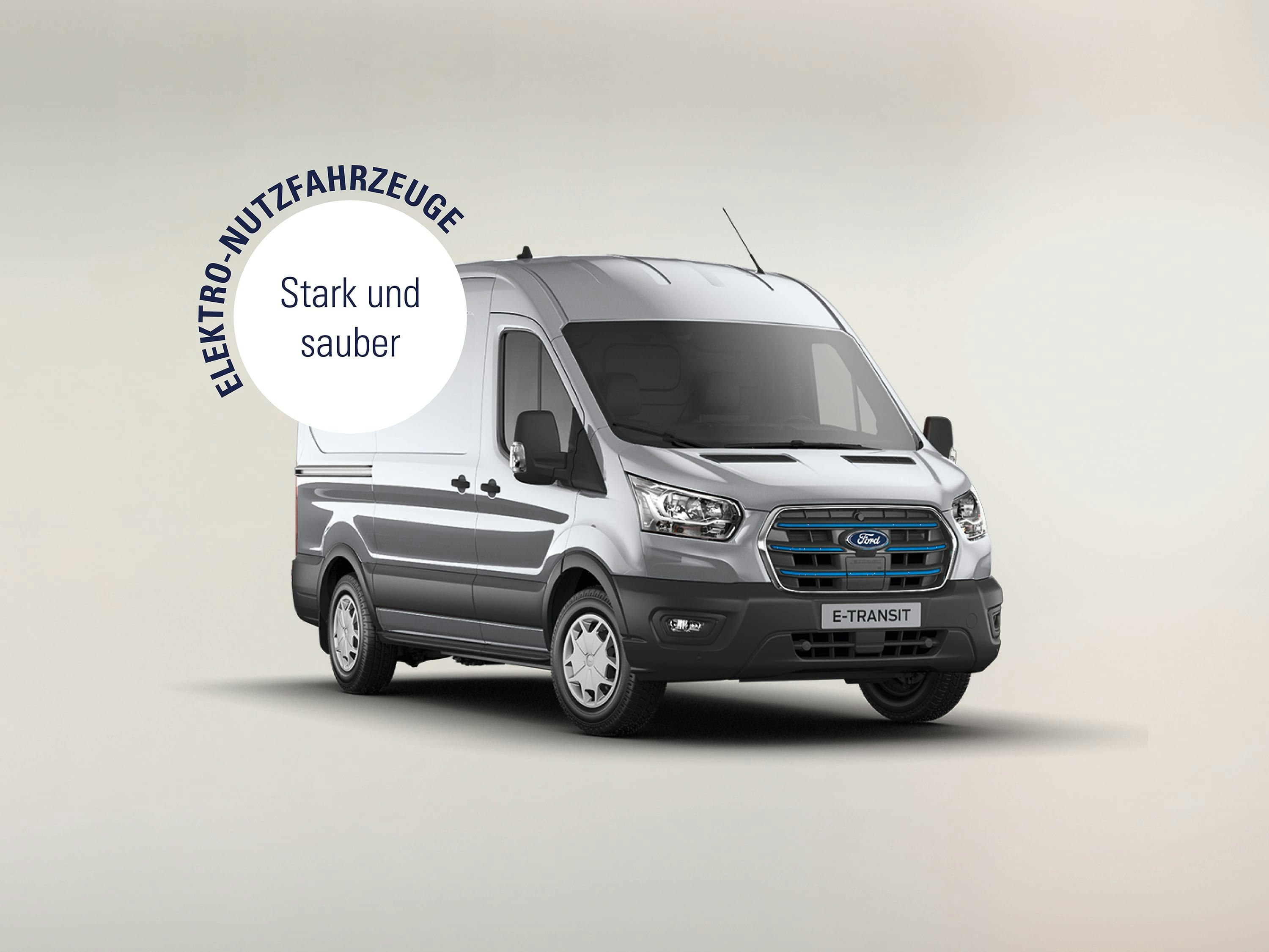 Volle Power ohne Emission – der E-Transit für Ihr Gewerbe. Elektrischer Ford E-Transit als Nutzfahrzeug mit Hinweis „Stark und sauber“ auf hellem Hintergrund.