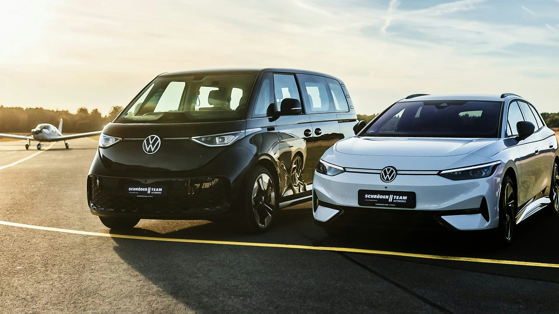 Elektrovielfalt: VW ID. Modelle jetzt mieten VW ID. Buzz und VW ID.4 nebeneinander auf dem Rollfeld – moderne Elektrofahrzeuge für Vermietung