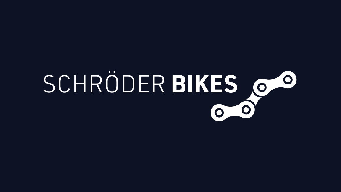 Schröder Bikes – Gemeinsam auf einer Route. Weißes Logo von Schröder Bikes auf blauem Grund