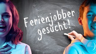 Jetzt bewerben – dein Ferienjob im Schröder Team wartet! Zwei Jugendliche vor einer Tafel mit der Aufschrift „Ferienjobber gesucht!“ – Aufruf zur Bewerbung für einen Ferienjob.