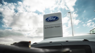 Schröder Team Ford in Bielefeld-Mitte, Hallenstraße Eine Werbepilone im Außenbereich mit Ford Logo und Textzusatz „Schröder Team“